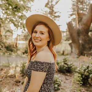 Meet your Posher, Claire